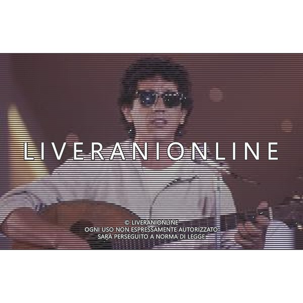DIAP-RETROSPETTIIVA EUGENIO BENNATO CANTANTE NELLA FOTO EUGENIO BENNATO A RIVA DEL GARDA NELL\'ANNO 1987 AG ALDO LIVERANI SAS