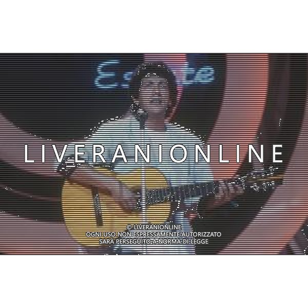 DIAP-RETROSPETTIIVA EUGENIO BENNATO CANTANTE NELLA FOTO EUGENIO BENNATO A RIVA DEL GARDA NELL\'ANNO 1987 AG ALDO LIVERANI SAS
