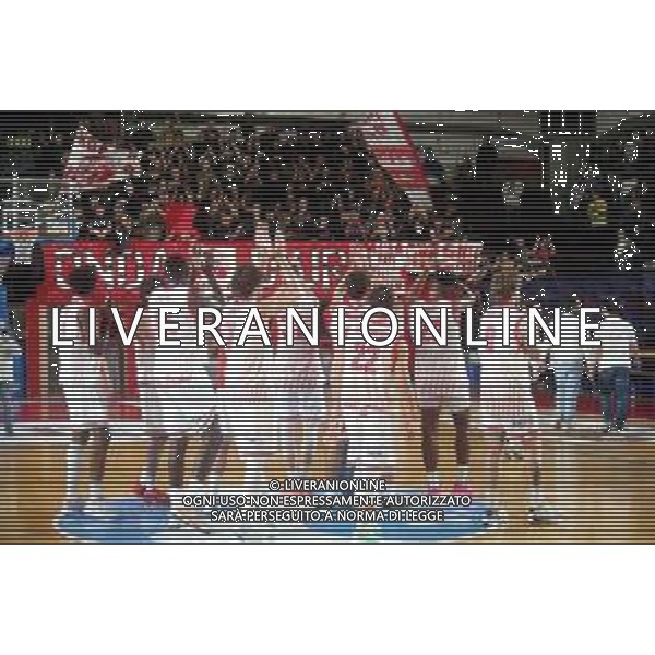 IMOLA 15 10 2025 UP ANDREA COSTA BASKET- DANY BASKET QUARRATA 71-58 SERIE B1 NELLA FOTO UP ANDREA COSTA CON I TIFOSI DOPO LA PARTITA ©SANNA - AGENZIA ALDO LIVERANI SAS