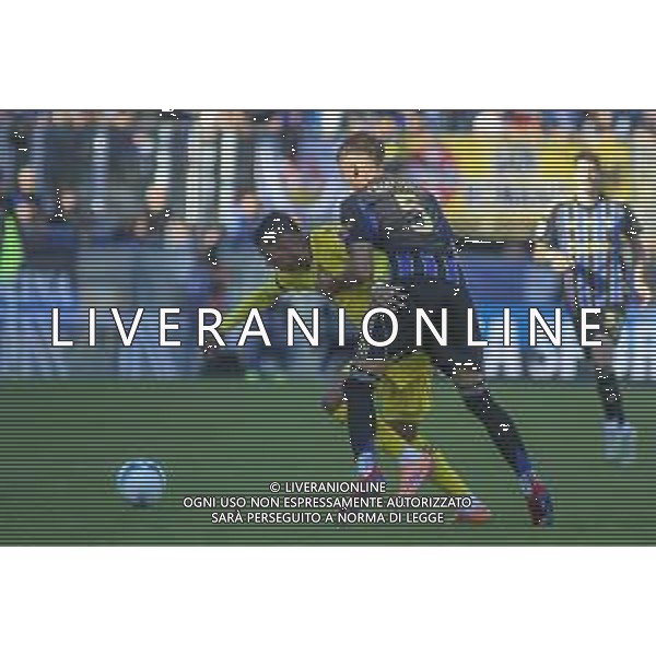 Giovane Santana do Nascimiento of Hellas Verona FC battle for the ball with Simone Canestrelli of Pisa SC during Pisa SC vs Hellas Verona FC, 7° Serie A Enilive 2025-26 game at Arena Garibaldi - Romeo Anconetani stadium in Pisa (PI), Italy, on October 18, 2025. (Photo by Davide Casentini) ©TVDC Casentini Davide - AGENZIA ALDO LIVERANI SAS