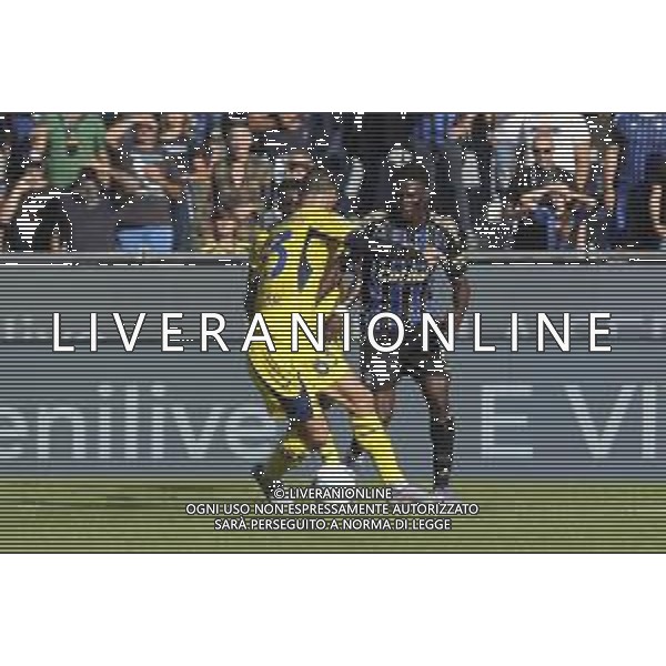 Ebenezer Akinsanmiro of Pisa SC competes for the ball with Roberto Gagliardini of Hellas Verona FC during Pisa SC vs Hellas Verona FC, 7° Serie A Enilive 2025-26 game at Arena Garibaldi - Romeo Anconetani stadium in Pisa (PI), Italy, on October 18, 2025. (Photo by Davide Casentini) ©TVDC Casentini Davide - AGENZIA ALDO LIVERANI SAS