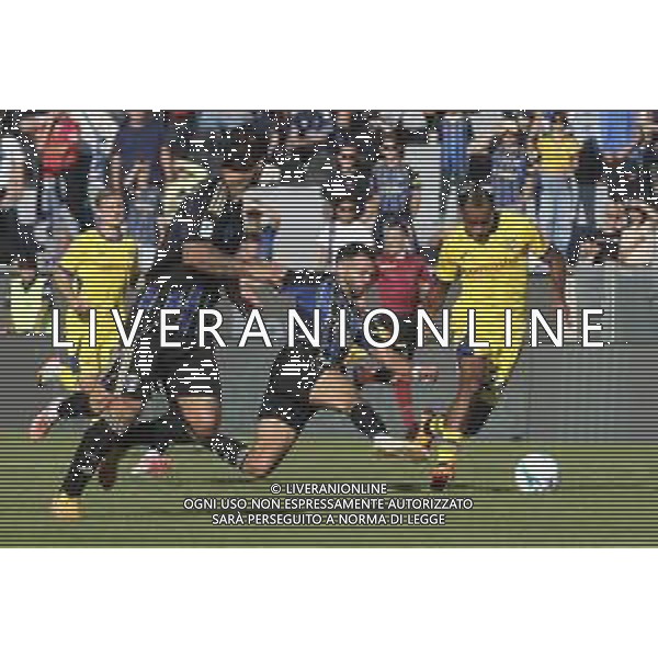 Antoine Joseph Bernède of Hellas Verona FC battle for the ball with Mehdi Leris of Pisa SC during Pisa SC vs Hellas Verona FC, 7° Serie A Enilive 2025-26 game at Arena Garibaldi - Romeo Anconetani stadium in Pisa (PI), Italy, on October 18, 2025. (Photo by Davide Casentini) AG ALDO LIVERANI SAS
