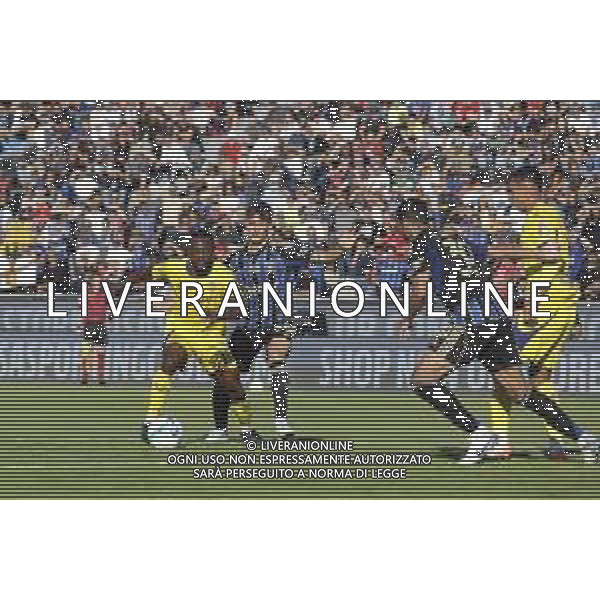 Jean-Daniel Akpa Akpro of Hellas Verona FC competes for the ball with Raul Albiol of Pisa SC during Pisa SC vs Hellas Verona FC, 7° Serie A Enilive 2025-26 game at Arena Garibaldi - Romeo Anconetani stadium in Pisa (PI), Italy, on October 18, 2025. (Photo by Davide Casentini) AG ALDO LIVERANI SAS