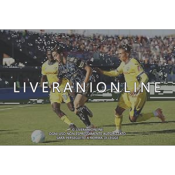 Samuele Angori of Pisa SC competes for the ball with Giovane Santana do Nascimiento of Hellas Verona FC during Pisa SC vs Hellas Verona FC, 7° Serie A Enilive 2025-26 game at Arena Garibaldi - Romeo Anconetani stadium in Pisa (PI), Italy, on October 18, 2025. (Photo by Davide Casentini) AG ALDO LIVERANI SAS