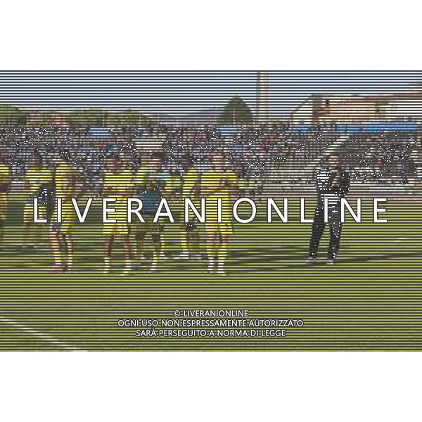 hellas Verona players and Paolo Zanetti Head Coach of Hellas Verona FC claps the hand during Pisa SC vs Hellas Verona FC, 7° Serie A Enilive 2025-26 game at Arena Garibaldi - Romeo Anconetani stadium in Pisa (PI), Italy, on October 18, 2025. (Photo by Davide Casentini) AG ALDO LIVERANI SAS
