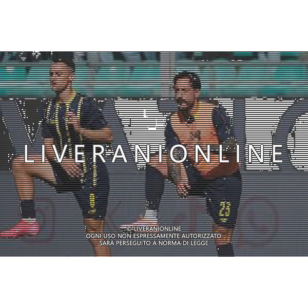 Palermo, Italia, 19 ottobre 2025. Stadio Renzo Barbera, Palermo vs Modena, match valido per il campionato di Serie B 2025/2026. Nella foto: Francesco Di Mariano (Modena) e Simone Santoro (Modena) foto fedrico serra-ag aldo liverani sas