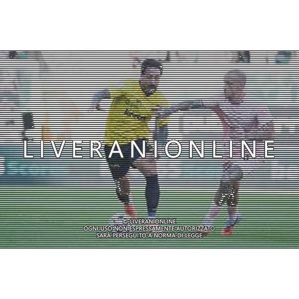Palermo, Italia, 19 ottobre 2025. Stadio Renzo Barbera, Palermo vs Modena, match valido per il campionato di Serie B 2025/2026. Nella foto: Francesco Di Mariano (Modena) e Antonio Palumbo (Palermo FC) foto fedrico serra-ag aldo liverani sas