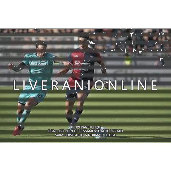 19-10-2025. Cagliari calcio-Bologna F.C. 7° giornta serie A 2025/2026, campionato calcio Italia, stadio Unipol Domus Cagliari. Foto Salvatore Moi/Agenzia Aldo Liverani s.as. Nella foto: Federico Bernardeschi Bologna, Adam Obert Cagliari ©MOI SALVATORE - AGENZIA ALDO LIVERANI SAS