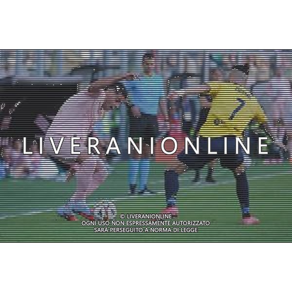 Palermo, Italia, 19 ottobre 2025. Stadio Renzo Barbera, Palermo vs Modena, match valido per il campionato di Serie B 2025/2026. Nella foto: Niccolo’ Pierozzi (Palermo FC) e Francesco Zampano (Modena) foto federico serra-ag aldo liverani sas