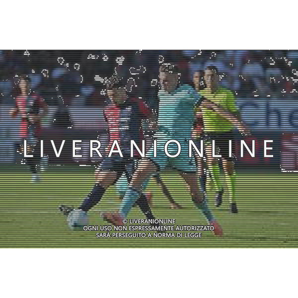 19-10-2025. Cagliari calcio-Bologna F.C. 7° giornta serie A 2025/2026, campionato calcio Italia, stadio Unipol Domus Cagliari. Foto Salvatore Moi/Agenzia Aldo Liverani s.as. Nella foto: Gianluca Gaetano Cagliari, Emil Holm Bologna ©MOI SALVATORE - AGENZIA ALDO LIVERANI SAS