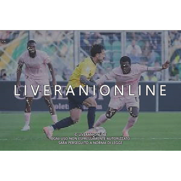 Palermo, Italia, 19 ottobre 2025. Stadio Renzo Barbera, Palermo vs Modena, match valido per il campionato di Serie B 2025/2026. Nella foto: Claudio Gomes (Palermo FC) e Francesco Di Mariano (Modena) foto federico serra-ag aldo liverani sas