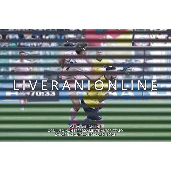 Palermo, Italia, 19 ottobre 2025. Stadio Renzo Barbera, Palermo vs Modena, match valido per il campionato di Serie B 2025/2026. Nella foto: Jeremy Le Douaron (Palermo FC) e Francesco Zampano (Modena) foto federico serra-ag aldo liverani sas