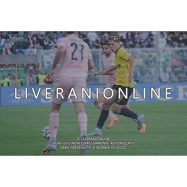 Palermo, Italia, 19 ottobre 2025. Stadio Renzo Barbera, Palermo vs Modena, match valido per il campionato di Serie B 2025/2026. Nella foto: Bartosz Bereszynski (Palermo FC) e Niklas Pyyhtia (Modena) foto federico serra-ag aldo liverani sas