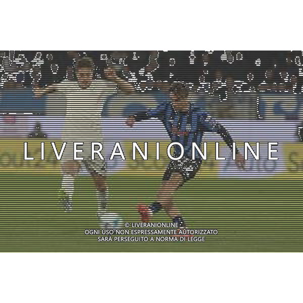 Lorenzo Bernasconi of Atalanta FC battle for the ball with Toma Bašić of SS Lazio during Atalanta BC vs SS Lazio, 7° Serie A Enilive 2025-26 game at New Balance arena in Bergamo (BG), Italy, on October 19, 2025. (Photo by Davide Casentini) - AGENZIA ALDO LIVERANI SAS
