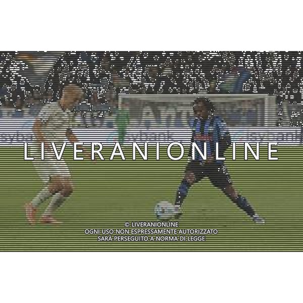 Ademola Lookman of Atalanta BC competes for the ball with Gustav Isaksen of SS Lazio during Atalanta BC vs SS Lazio, 7° Serie A Enilive 2025-26 game at New Balance arena in Bergamo (BG), Italy, on October 19, 2025. (Photo by Davide Casentini) - AGENZIA ALDO LIVERANI SAS