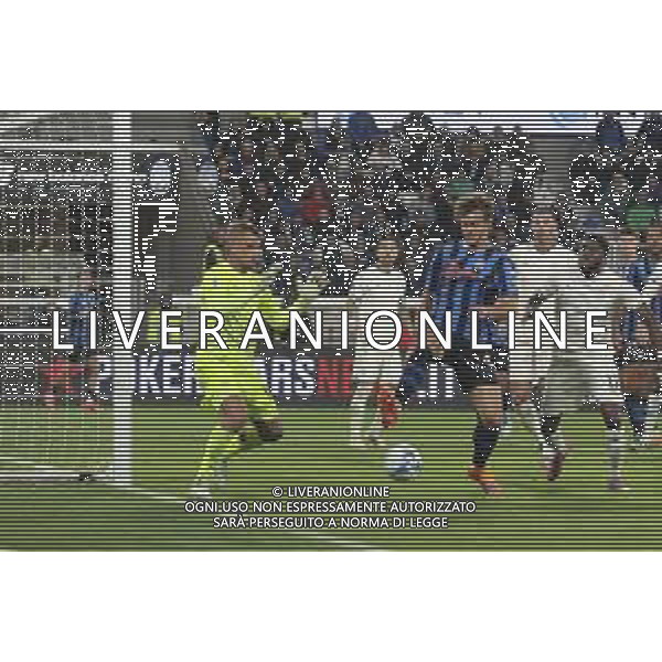 Giorgio Scalvini of Atalanta BC competes for the ball with Ivan Provedel of SS Lazio during Atalanta BC vs SS Lazio, 7° Serie A Enilive 2025-26 game at New Balance arena in Bergamo (BG), Italy, on October 19, 2025. (Photo by Davide Casentini) - AGENZIA ALDO LIVERANI SAS