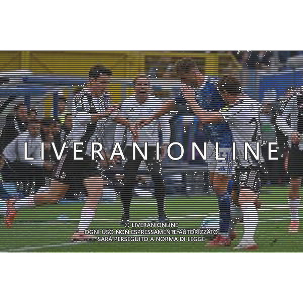 TVPG Como 1907 vs Juventus FC nella foto contrasto di gioco Andrea Cambiaso (Fc Juventus), Vojvoda Mergim (Como 1907) e Daniele Rugani (Juventus Fc) 19-10-2025 Stadio “G. Sinigaglia”, Como (ITA) - Settima Giornata Serie A EniLive 2025/26 ©TVPG Pasquale Golia - AGENZIA ALDO LIVERANI SAS