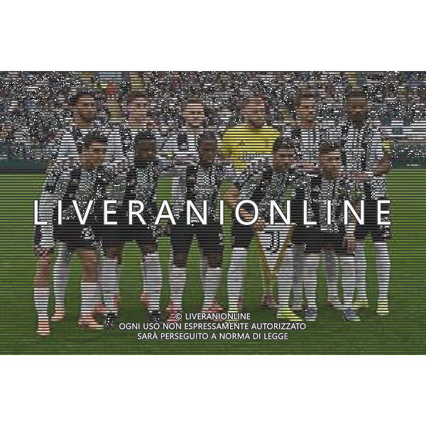 TVRG Como vs Juventus nella foto formazione Juventus, in piedi da SX Lloyd Kelly (Juventus), Kenan Yildiz (Juventus), Teun Koopmeiners (Juventus), Michele Di Gregorio (Juventus), Daniele Rugani (Juventus) e Khephren Thuram (Juventus); in basso da SX Andrea Cambiaso (Juventus), Pierre Kalulu (Juventus), Jonathan David (Juventus), Manuel Locatelli (Juventus) e Francisco Conceicao (Juventus) Como 19-10-2025 Stadio Giuseppe Sinigaglia Como vs Juventus Campionato Serie A Enilive - 7a giornata foto Roberto Garavaglia/Agenzia Aldo Liverani sas