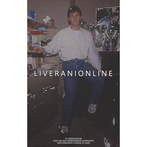 DIAP-RETROSPETTIVA PAOLO MALDINI CALCIATORE NELLA FOTO PAOLO MALDINI IN CASA COI GENITORI INIZIO CARRIERA A MILANO NELL\'ANNO 1984 AG ALDO LIVERANI SAS