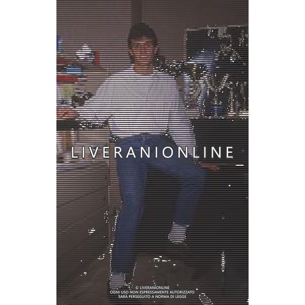 DIAP-RETROSPETTIVA PAOLO MALDINI CALCIATORE NELLA FOTO PAOLO MALDINI IN CASA COI GENITORI INIZIO CARRIERA A MILANO NELL\'ANNO 1984 AG ALDO LIVERANI SAS