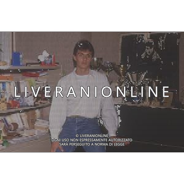 DIAP-RETROSPETTIVA PAOLO MALDINI CALCIATORE NELLA FOTO PAOLO MALDINI IN CASA COI GENITORI INIZIO CARRIERA A MILANO NELL\'ANNO 1984 AG ALDO LIVERANI SAS