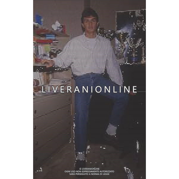 DIAP-RETROSPETTIVA PAOLO MALDINI CALCIATORE NELLA FOTO PAOLO MALDINI IN CASA COI GENITORI INIZIO CARRIERA A MILANO NELL\'ANNO 1984 AG ALDO LIVERANI SAS