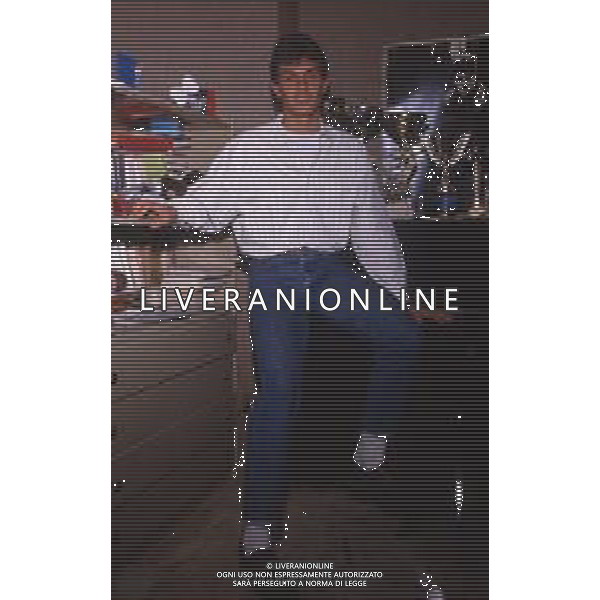 DIAP-RETROSPETTIVA PAOLO MALDINI CALCIATORE NELLA FOTO PAOLO MALDINI IN CASA COI GENITORI INIZIO CARRIERA A MILANO NELL\'ANNO 1984 AG ALDO LIVERANI SAS