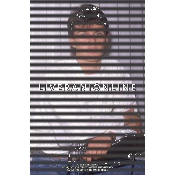 DIAP-RETROSPETTIVA PAOLO MALDINI CALCIATORE NELLA FOTO PAOLO MALDINI IN CASA COI GENITORI INIZIO CARRIERA A MILANO NELL\'ANNO 1984 AG ALDO LIVERANI SAS