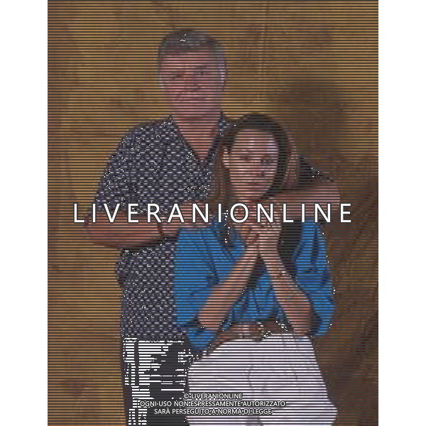 COL-RETROSPETTIVA ROD STEIGER ATTORE NELLA FOTO ROD STEIGER A CERNOBBIO CON LA MOGLIE PAULA ELLIS NELL\'ANNO 1989 AG THEMA-AG ALDO LIVERANI SAS