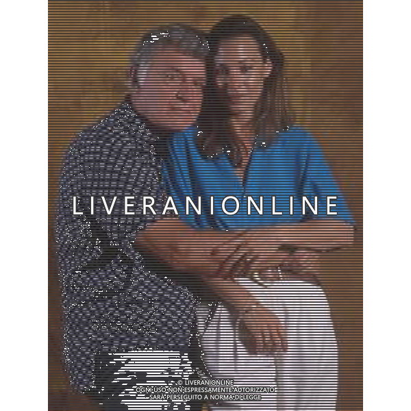 COL-RETROSPETTIVA ROD STEIGER ATTORE NELLA FOTO ROD STEIGER A CERNOBBIO CON LA MOGLIE PAULA ELLIS NELL\'ANNO 1989 AG THEMA-AG ALDO LIVERANI SAS