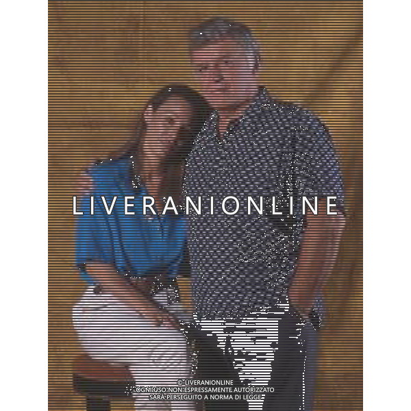 COL-RETROSPETTIVA ROD STEIGER ATTORE NELLA FOTO ROD STEIGER A CERNOBBIO CON LA MOGLIE PAULA ELLIS NELL\'ANNO 1989 AG THEMA-AG ALDO LIVERANI SAS
