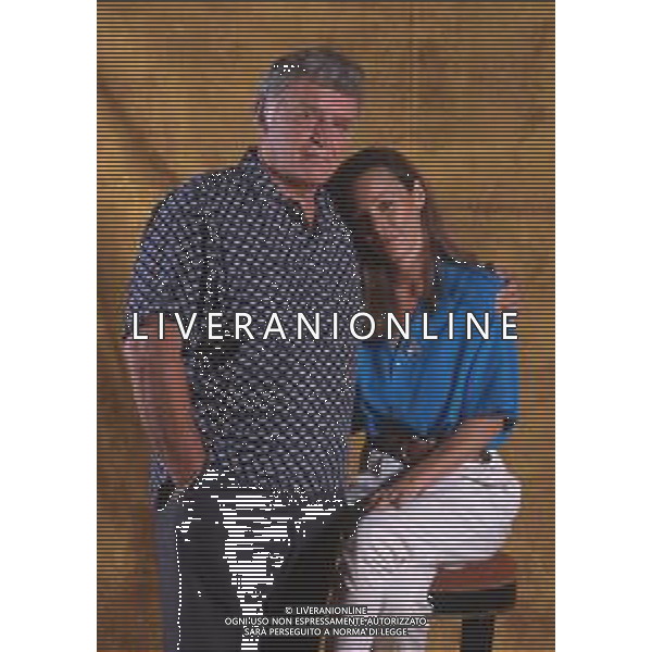 COL-RETROSPETTIVA ROD STEIGER ATTORE NELLA FOTO ROD STEIGER A CERNOBBIO CON LA MOGLIE PAULA ELLIS NELL\'ANNO 1989 AG THEMA-AG ALDO LIVERANI SAS