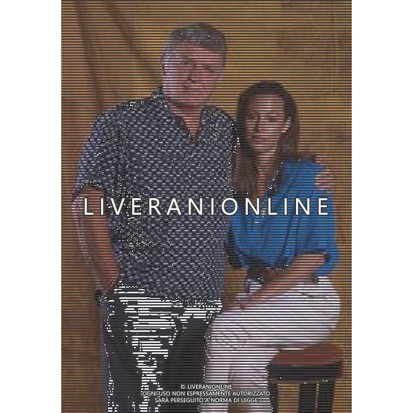 COL-RETROSPETTIVA ROD STEIGER ATTORE NELLA FOTO ROD STEIGER A CERNOBBIO CON LA MOGLIE PAULA ELLIS NELL\'ANNO 1989 AG THEMA-AG ALDO LIVERANI SAS