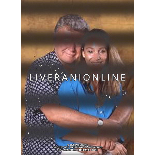 COL-RETROSPETTIVA ROD STEIGER ATTORE NELLA FOTO ROD STEIGER A CERNOBBIO CON LA MOGLIE PAULA ELLIS NELL\'ANNO 1989 AG THEMA-AG ALDO LIVERANI SAS