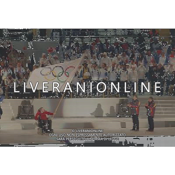 CHIAMPARINO CONSEGNA BANDIERA OLIMPICA ASINDACO DI VANCOOVER