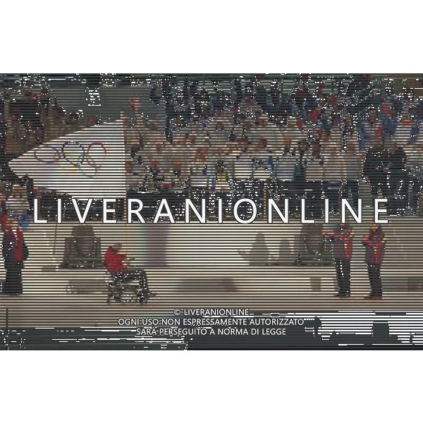 CHIAMPARINO CONSEGNA BANDIERA OLIMPICA ASINDACO DI VANCOOVER