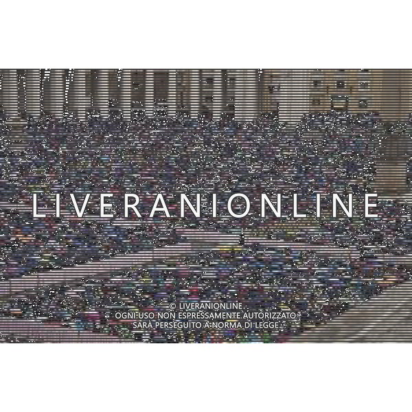 Citta’ del Vaticano - Roma 22 Ottobre 2025 Udienza generale di Sua Santita’ Papa Leone XIV Nella Foto: Fedeli sotto la pioggia Foto Credit: Andrea Bracaglia- AGENZIA ALDO LIVERANI SAS