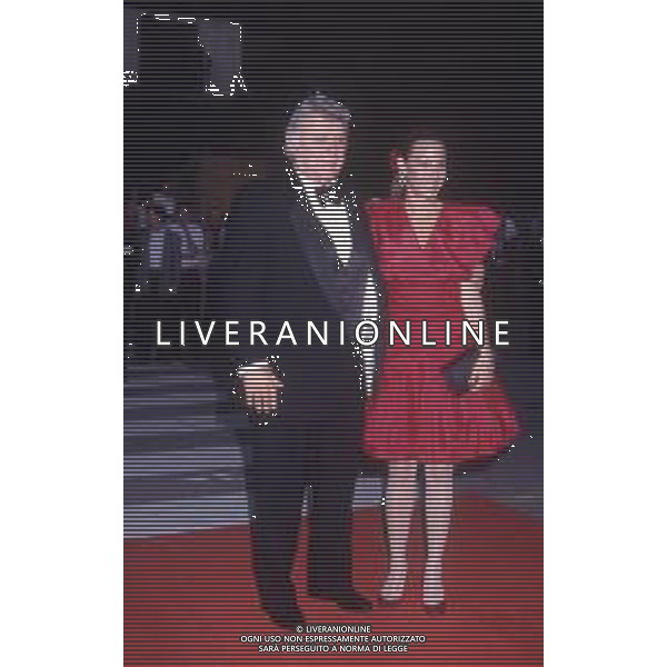 DIAP-RETROSPETTIVA ROD STEIGER ATTORE NELLA FOTO ROD STEIGER A CERNOBBIO NELL\'ANNO 1989 CON AL MOGLIE PAULA ELLIS AG ALDO LIVERANI SAS