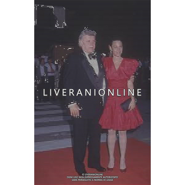 DIAP-RETROSPETTIVA ROD STEIGER ATTORE NELLA FOTO ROD STEIGER A CERNOBBIO NELL\'ANNO 1989 CON AL MOGLIE PAULA ELLIS AG ALDO LIVERANI SAS