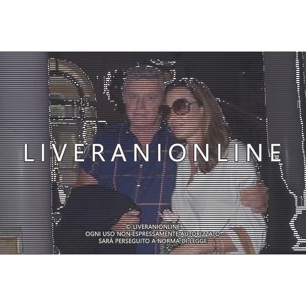 DIAP-RETROSPETTIVA ROD STEIGER ATTORE NELLA FOTO ROD STEIGER A CERNOBBIO NELL\'ANNO 1989 CON AL MOGLIE PAULA ELLIS AG ALDO LIVERANI SAS