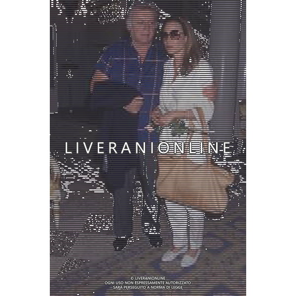 DIAP-RETROSPETTIVA ROD STEIGER ATTORE NELLA FOTO ROD STEIGER A CERNOBBIO NELL\'ANNO 1989 CON AL MOGLIE PAULA ELLIS AG ALDO LIVERANI SAS