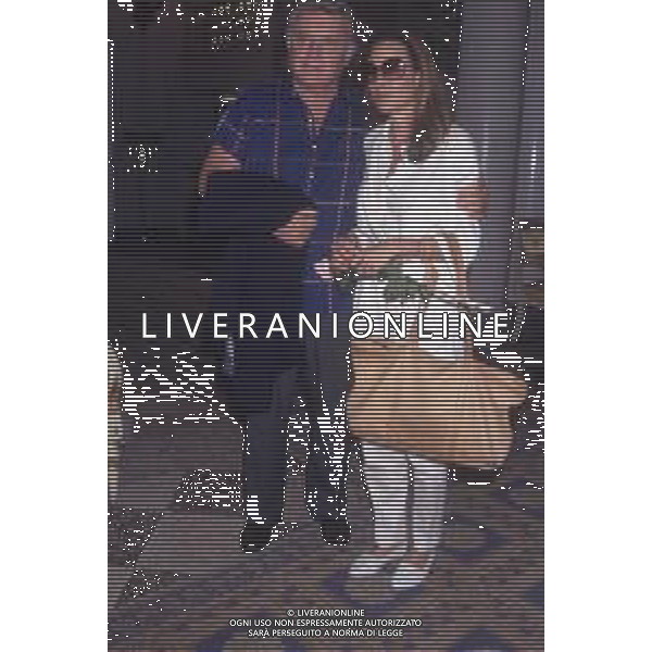 DIAP-RETROSPETTIVA ROD STEIGER ATTORE NELLA FOTO ROD STEIGER A CERNOBBIO NELL\'ANNO 1989 CON AL MOGLIE PAULA ELLIS AG ALDO LIVERANI SAS