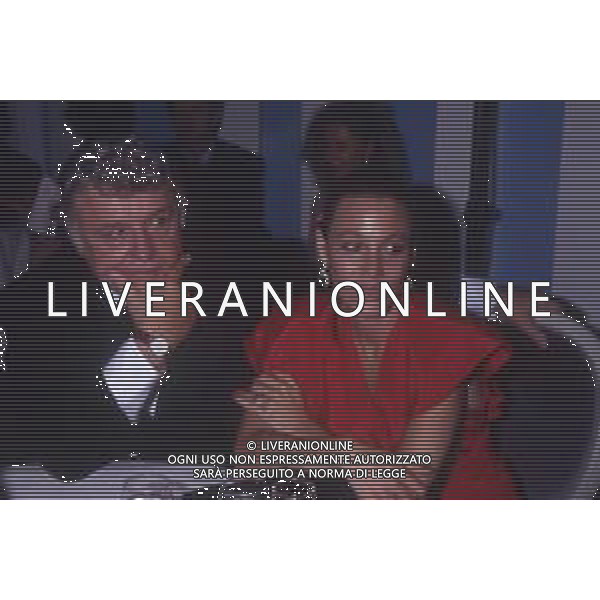 DIAP-RETROSPETTIVA ROD STEIGER ATTORE NELLA FOTO ROD STEIGER A CERNOBBIO NELL\'ANNO 1989 CON AL MOGLIE PAULA ELLIS AG ALDO LIVERANI SAS