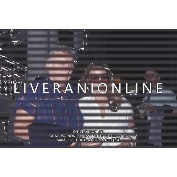 DIAP-RETROSPETTIVA ROD STEIGER ATTORE NELLA FOTO ROD STEIGER A CERNOBBIO NELL\'ANNO 1989 CON AL MOGLIE PAULA ELLIS AG ALDO LIVERANI SAS