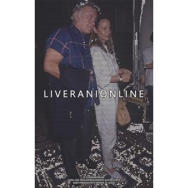 DIAP-RETROSPETTIVA ROD STEIGER ATTORE NELLA FOTO ROD STEIGER A CERNOBBIO NELL\'ANNO 1989 CON AL MOGLIE PAULA ELLIS AG ALDO LIVERANI SAS