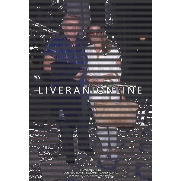 DIAP-RETROSPETTIVA ROD STEIGER ATTORE NELLA FOTO ROD STEIGER A CERNOBBIO NELL\'ANNO 1989 CON AL MOGLIE PAULA ELLIS AG ALDO LIVERANI SAS
