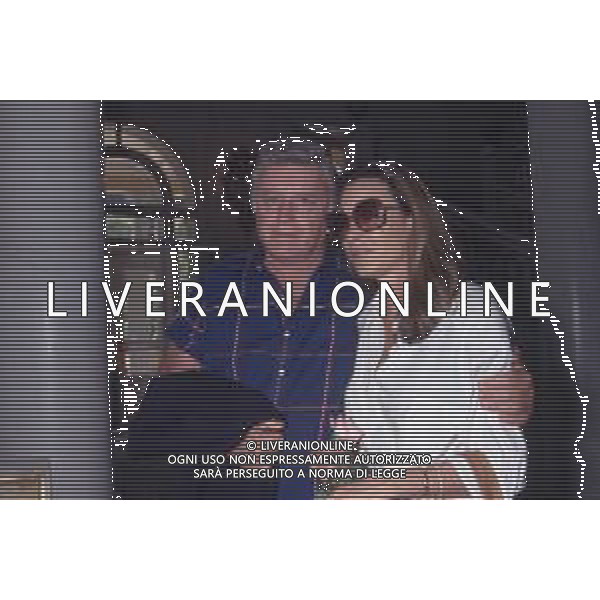 DIAP-RETROSPETTIVA ROD STEIGER ATTORE NELLA FOTO ROD STEIGER A CERNOBBIO NELL\'ANNO 1989 CON AL MOGLIE PAULA ELLIS AG ALDO LIVERANI SAS