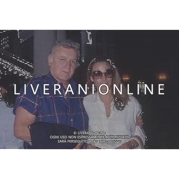 DIAP-RETROSPETTIVA ROD STEIGER ATTORE NELLA FOTO ROD STEIGER A CERNOBBIO NELL\'ANNO 1989 CON AL MOGLIE PAULA ELLIS AG ALDO LIVERANI SAS