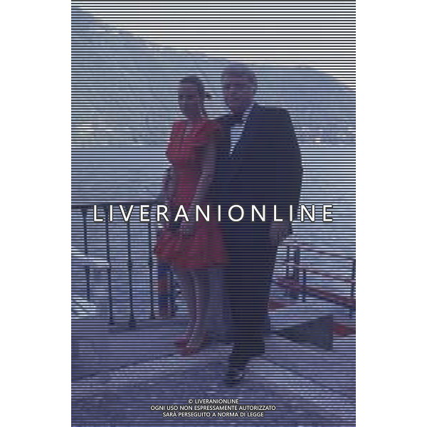 DIAP-RETROSPETTIVA ROD STEIGER ATTORE NELLA FOTO ROD STEIGER A CERNOBBIO NELL\'ANNO 1989 CON AL MOGLIE PAULA ELLIS AG ALDO LIVERANI SAS