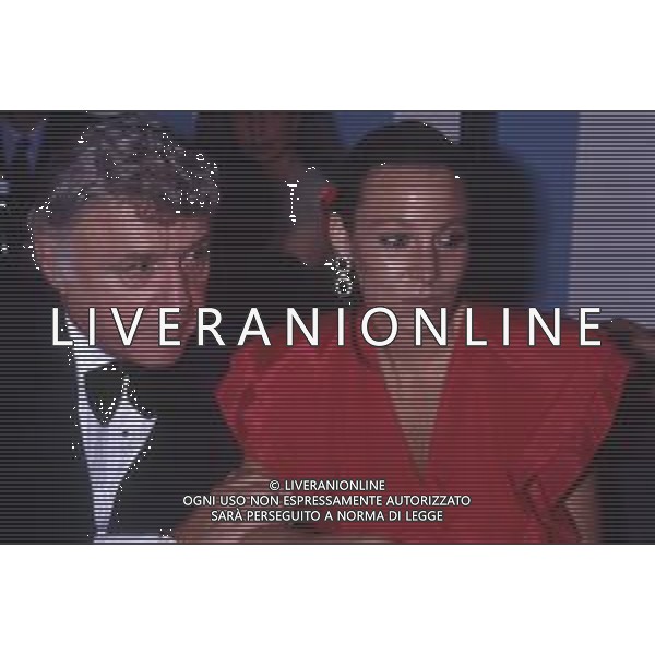 DIAP-RETROSPETTIVA ROD STEIGER ATTORE NELLA FOTO ROD STEIGER A CERNOBBIO NELL\'ANNO 1989 CON AL MOGLIE PAULA ELLIS AG ALDO LIVERANI SAS